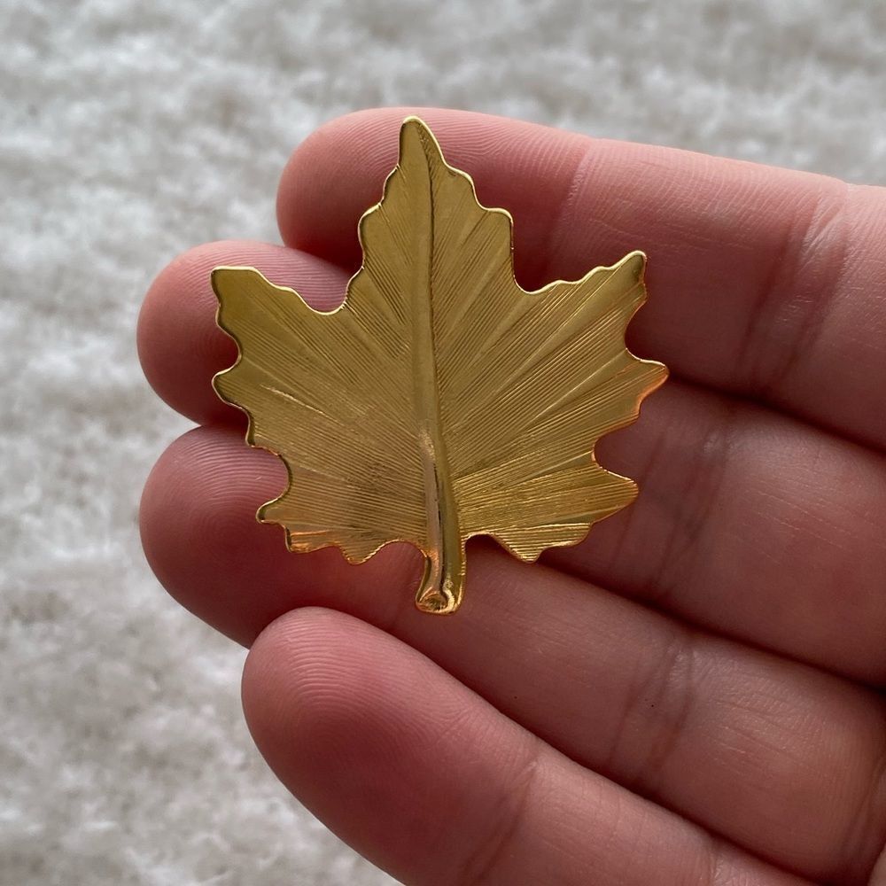 Vintage Small Gold Maple Leaf Brooch Delicate Fall Leaf Pin Nature Jewelry
